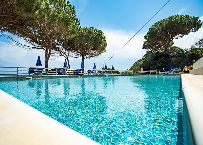 Reale מלון דירות 4*