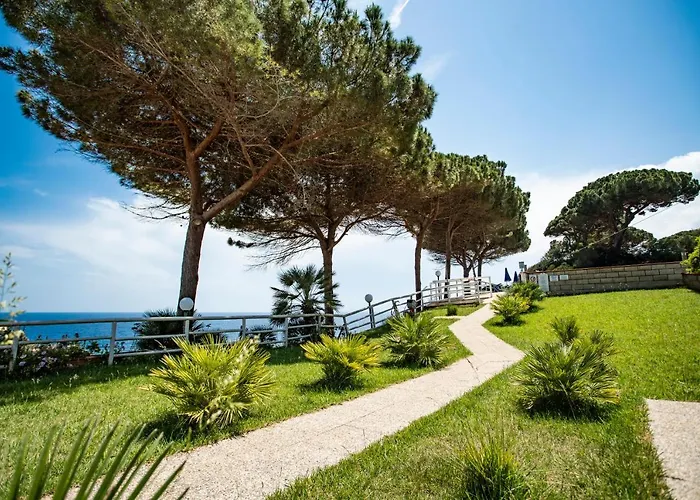 Reale מלון דירות 4*