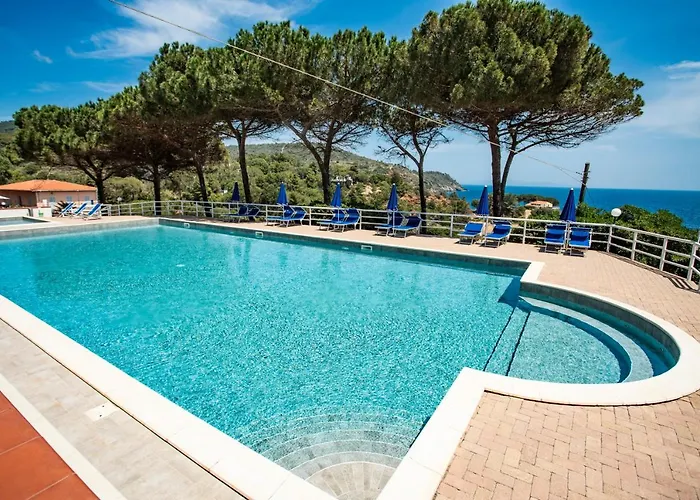 Reale מלון דירות 4*